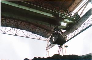 供應電動雙梁抓斗起重機