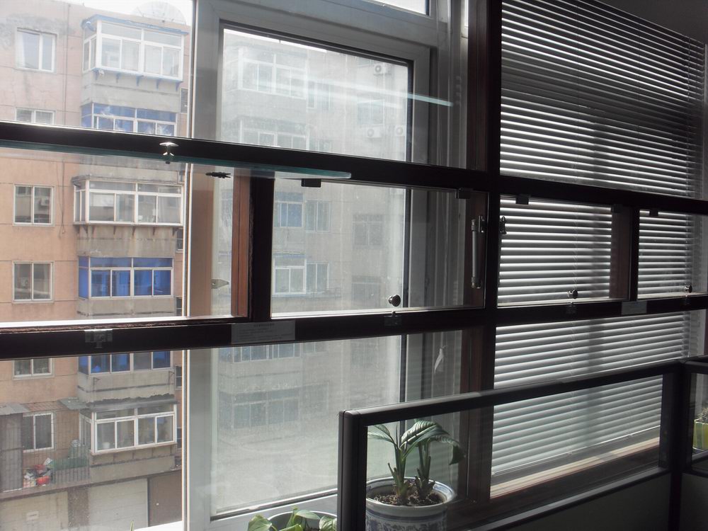 农业局保温隔断，气动窗户