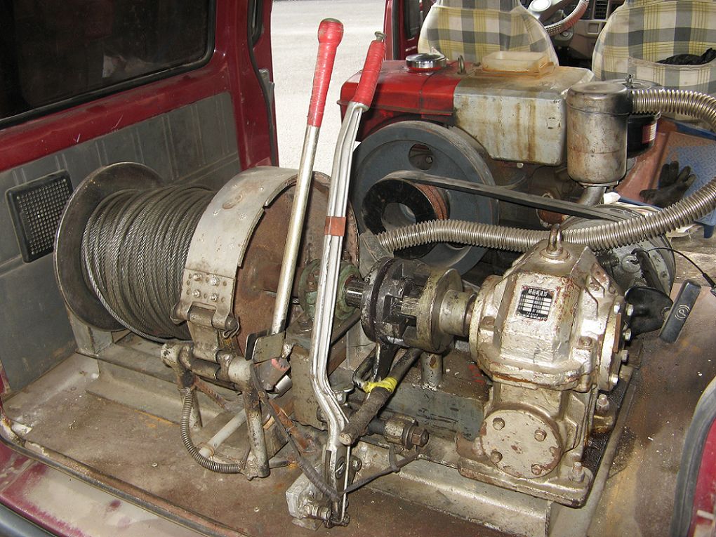 小型垂直吊運機器