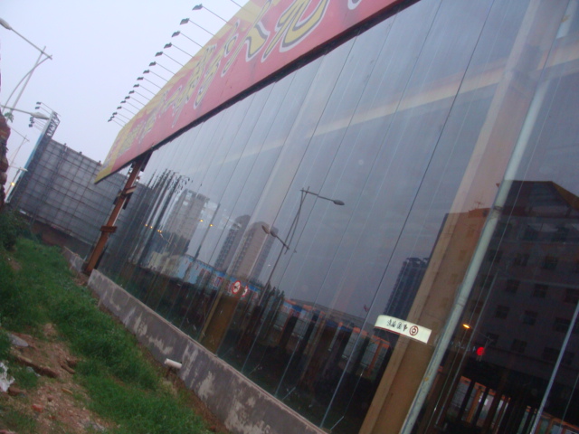 供應15mm-19mm超長超厚板玻璃（可吊掛安裝）