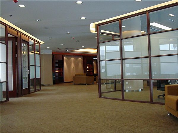 沈陽木制隔斷 沙比利色上下透明玻璃，中間磨砂玻璃