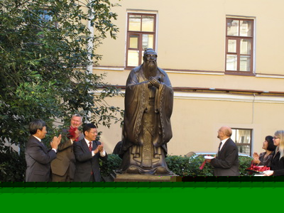 石雕孔子像，漢白玉刻孔子行教像