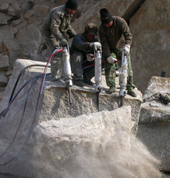 洞內大石塊二次破碎z佳設備