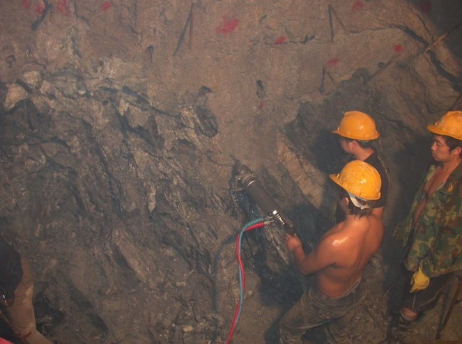隧道露天豎井替代炸藥開采掘進機械設備