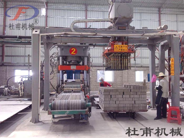 更安全、高效，就選杜甫機械耐火材料壓磚機