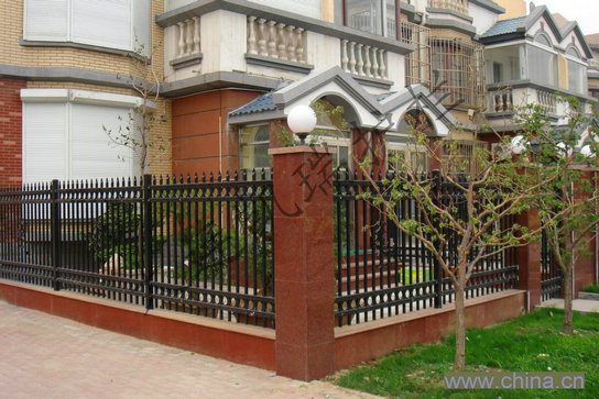 z新供應(yīng)大連學校圍墻護欄，鋅鋼圍墻柵欄專家