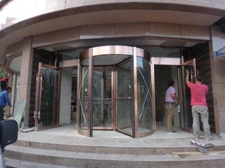 上海玻璃自動門維修，上海維修自動旋轉門