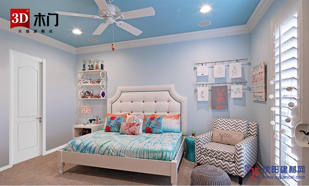 簡約木門搭出客廳簡約閑適感