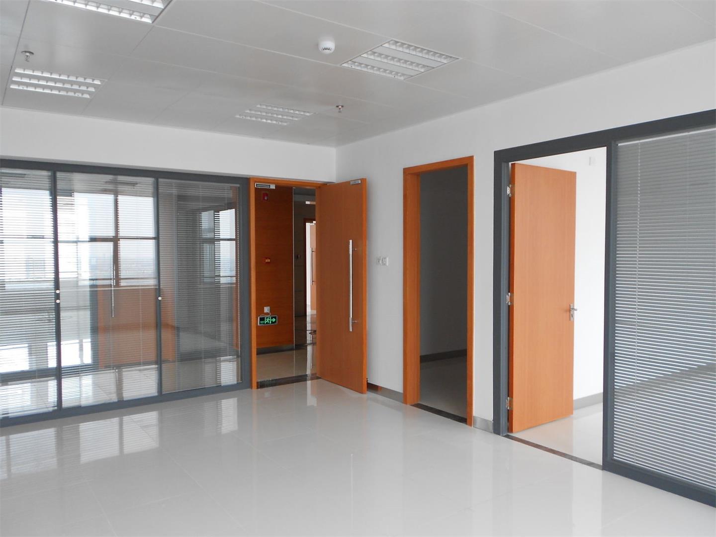 雞西玻璃隔斷供應商_雞西隔斷型材批發