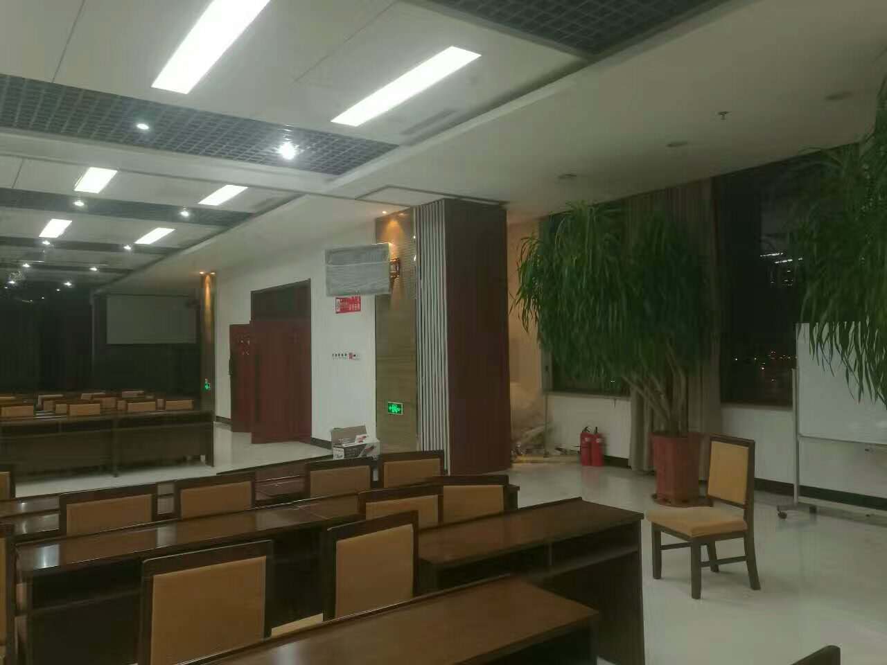 通遼地稅會議室定制噴涂門框活動隔斷