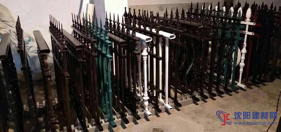 供應各種鋁合金門窗、百葉、鋁合金裝飾線條、鋅鋼護欄