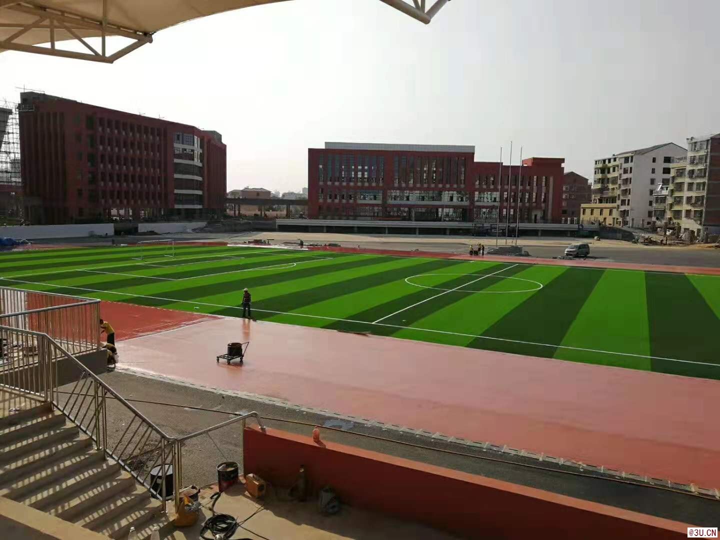 夏季怎樣維護(hù)塑膠跑道