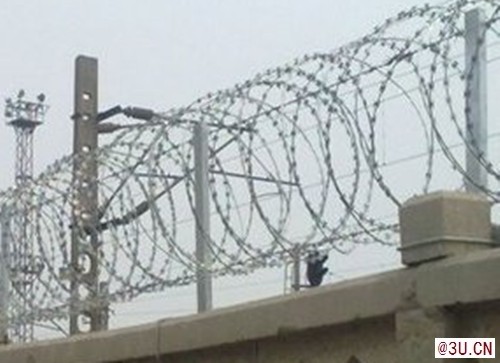 刺絲滾籠、刀片刺網(wǎng)、鐵路刺絲滾籠、高鐵防護(hù)隔離網(wǎng)